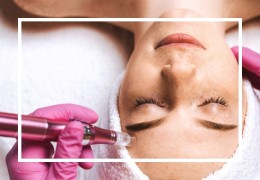 Come rigenerare la pelle dopo l'estate col microneedling: timing, strumenti e consigli